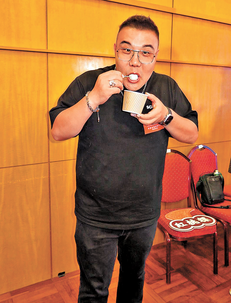 ●劉洋品嘗潮州美食。   香港文匯報記者阿祖  攝