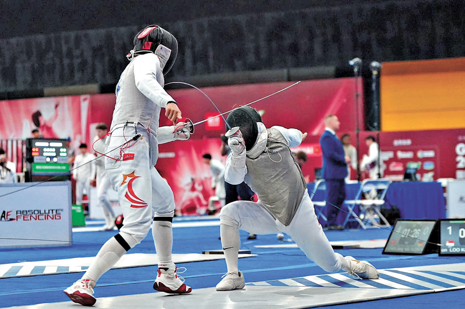 ●吳諾弘（右）在昨日小組賽，以5勝1負位列14名直接出線正賽。  香港文匯報記者張發兒  攝