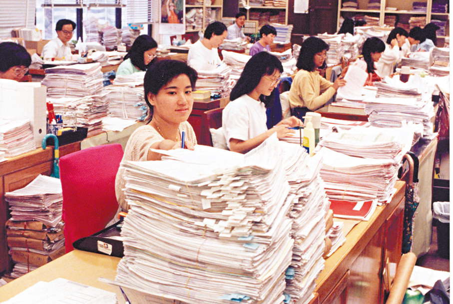 ●1990年代，統計處每月須處理超過100萬份貿易報關單。 統計處網站圖片