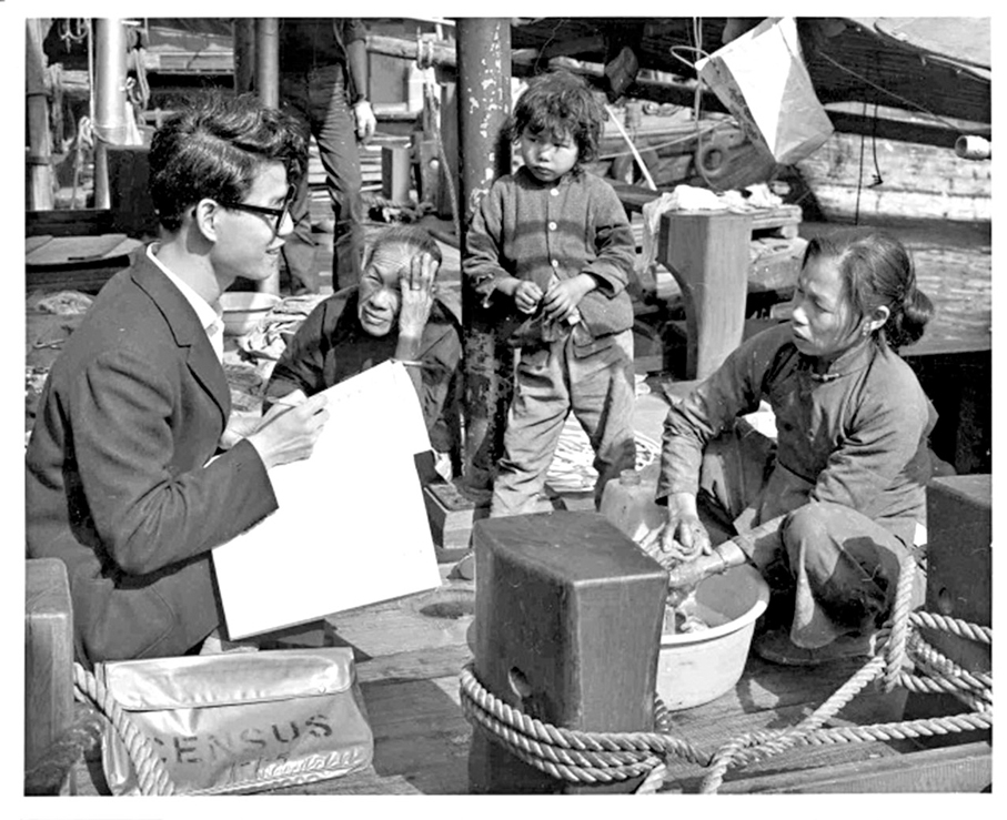 ●統計員在油麻地避風塘進行「1971年水上戶口統計」。 統計處網站圖片
