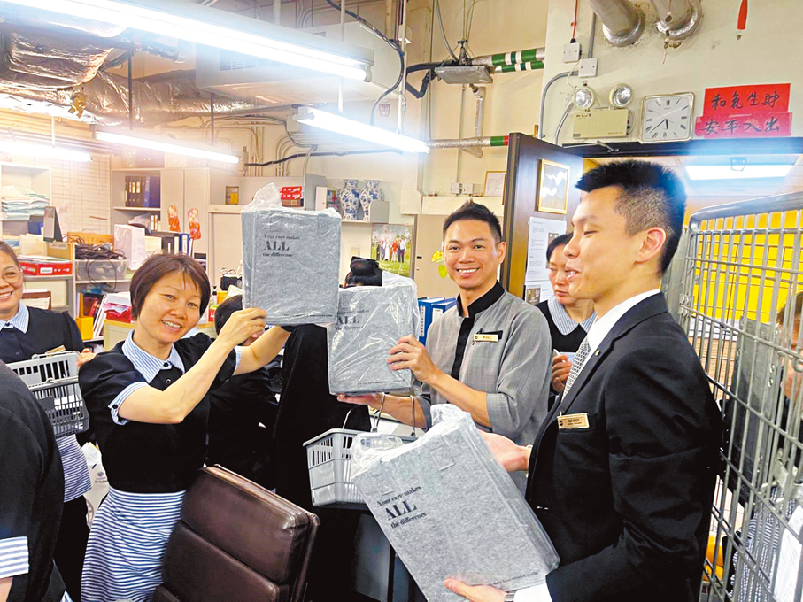●香港港島香格里拉酒店去年回收超過1.6公噸的舊紡織品，更將回收舊制服循環再造成環保手提袋，送給房務部同事作為一份感謝禮。