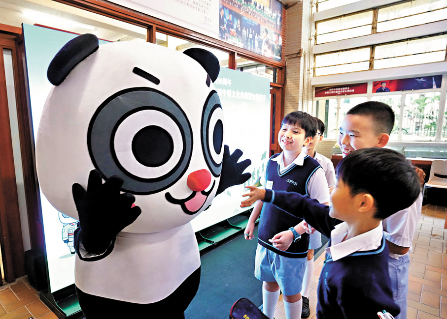 ●參賽學生與大賽吉祥物開心互動。大公文匯全媒體記者麥潤田  攝