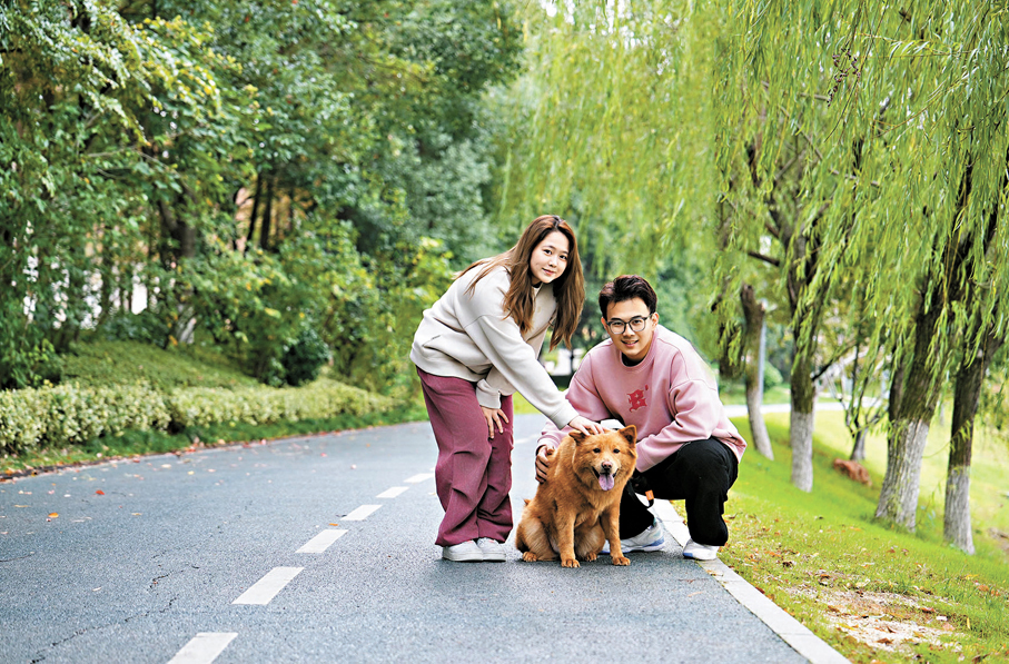 ●黃銘煒和陳廣美在長沙幸福生活。