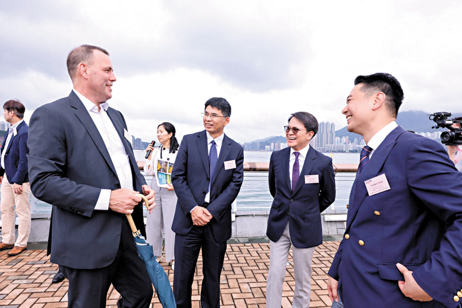 ●陳克勤（右二）表示，今次活動穿越了啟德過去及未來。民建聯供圖
