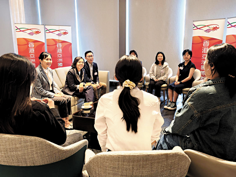 ●麥美娟與在滬的香港青年交流。