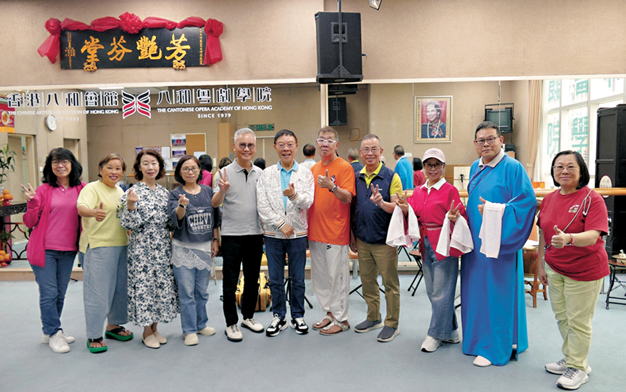 ●為「烽藝」35周年晚會做準備，陳劍烽、岑翠紅和樂師們共同排戲。