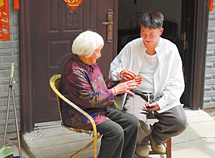 ●雷小雷回浙江探望87歲的嫲嫲。
