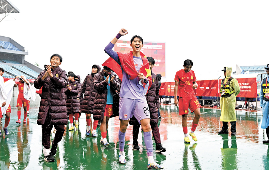 ●國足U16奪得呼和浩特賽冠軍，眾將賽後慶祝勝利。新華社