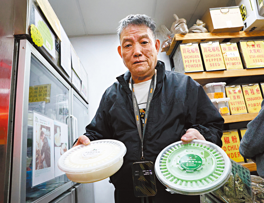 老闆曾向雅展示店內熱賣的椰汁年糕與斑蘭年糕。