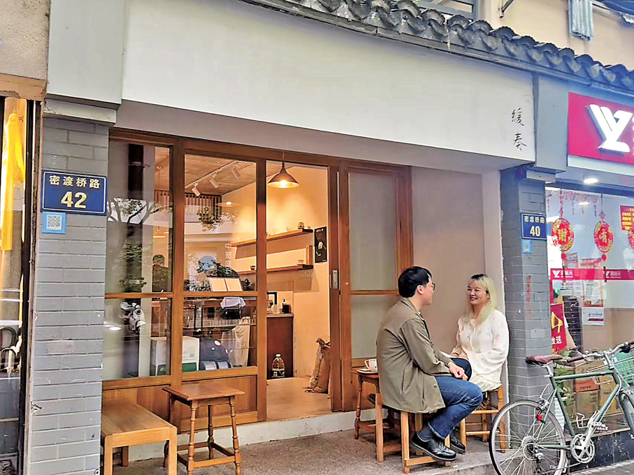 隱匿在大街小巷裏的二次元谷子店、咖啡館、甜品蛋糕店等，也漸漸成為杭州青年男女約會的新選擇。