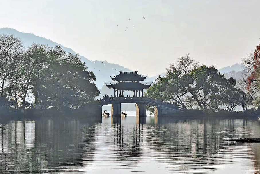 杭州曲院風荷，玉帶橋。