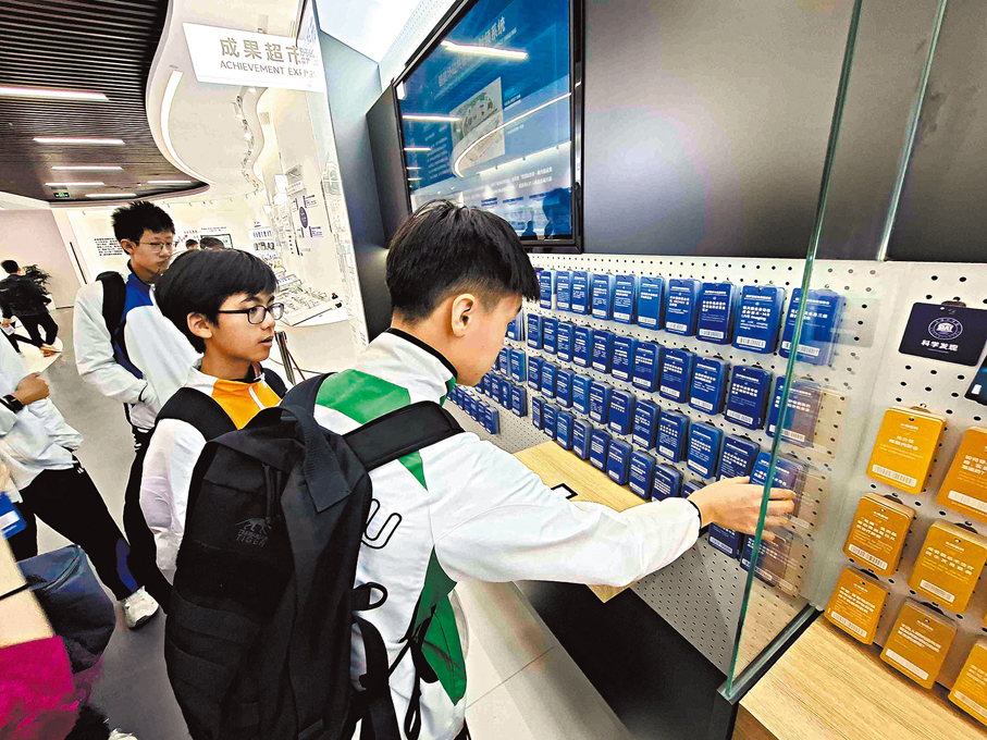●香港青少年代表參觀深圳先進院成果超市。 香港文匯報記者郭若溪  攝