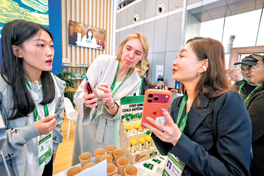 ●參會者在中俄博覽會現場了解俄羅斯食品。  新華社