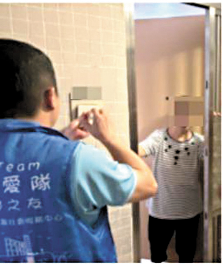 ●關愛隊隊員為長者維修故障的門鈴。作者供圖