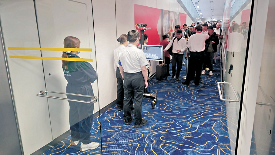 ●圖為衞生署衞生防護中心在機場加強對由非洲抵港的航班的旅客進行健康篩檢。