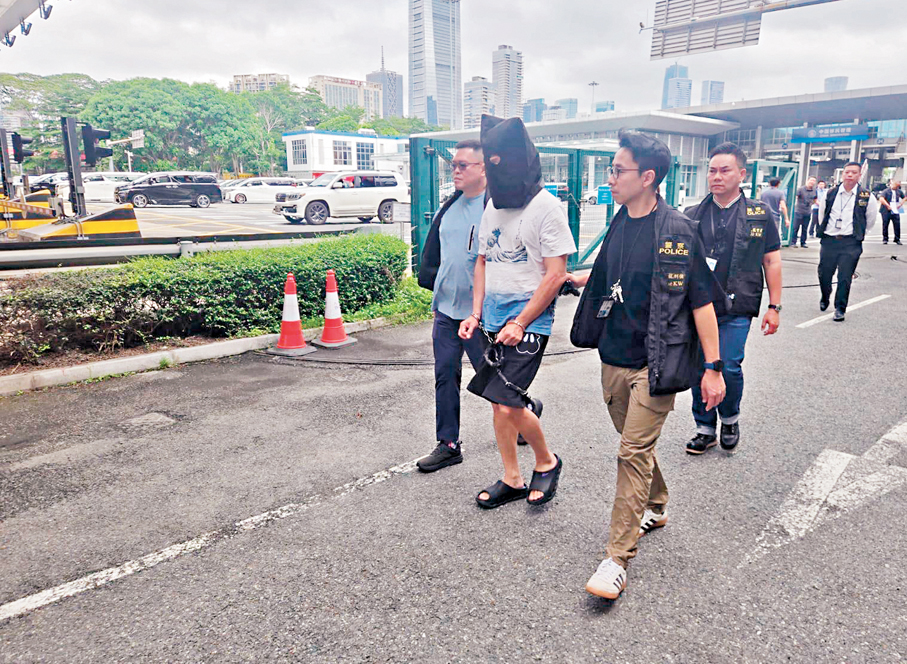 ●香港警方前日（16日）在深圳灣口岸接收涉案移送回港男疑犯。   警方圖片