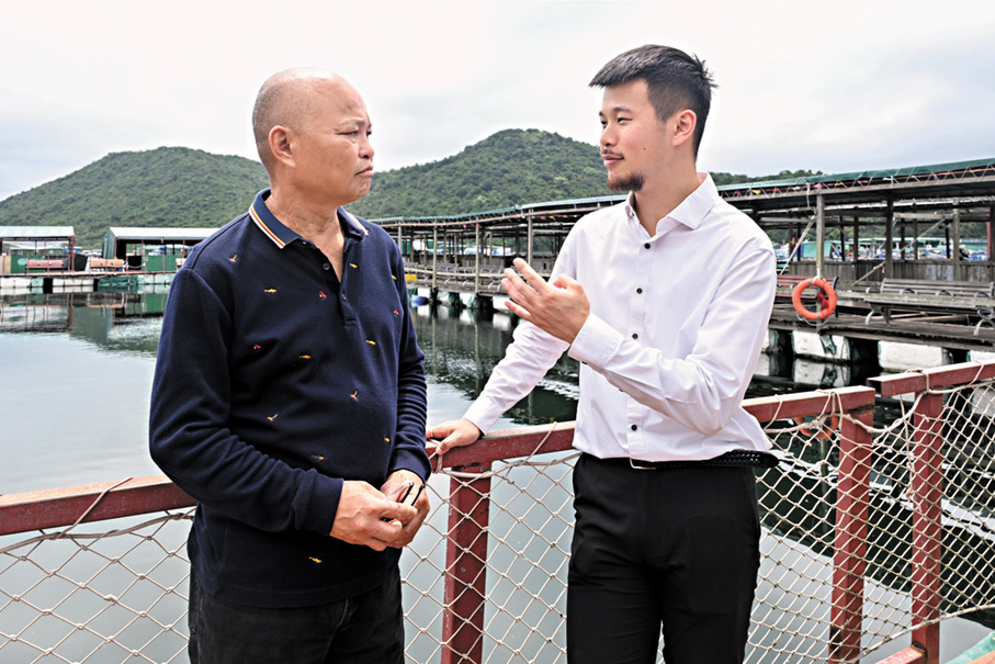 ●林朗軒（右）指，計劃便利魚場提供休閒活動，提升養魚戶收入。 政府新聞網圖片