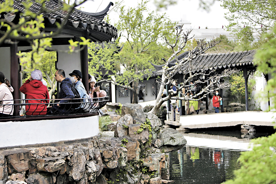 ●古人在園林設計中將山水草木融入生活空間。圖為蘇州拙政園。   資料圖片