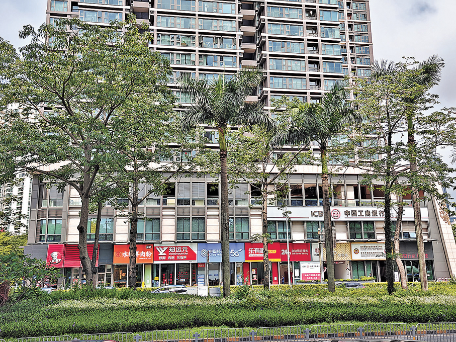 ●港人鄭生去年斥資數千萬元在緊鄰皇崗口岸的金領假日購四間商舖和二樓整層出租。  香港文匯報記者李昌鴻  攝