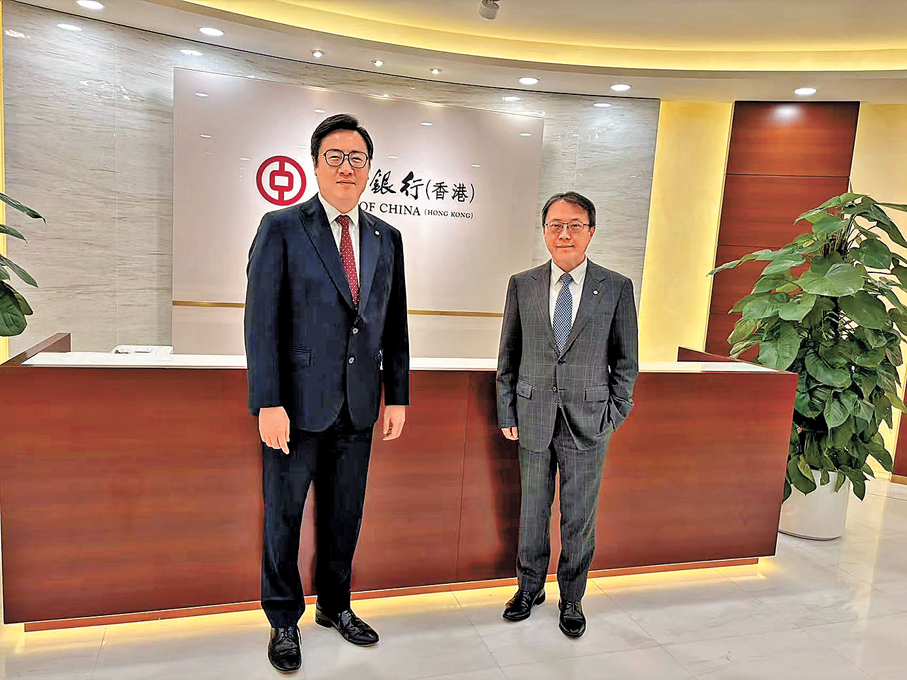 ●中銀香港個人金融產品部總經理周國昌（左）、中銀人壽執行總裁鄧子平（右）。  香港文匯報記者孫曉旭  攝