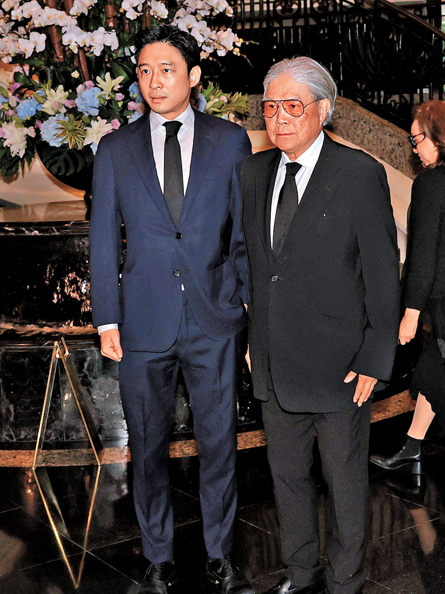 ●霍震霆與兒子霍啟山一起出席追思會。  香港文匯報記者北山彥  攝