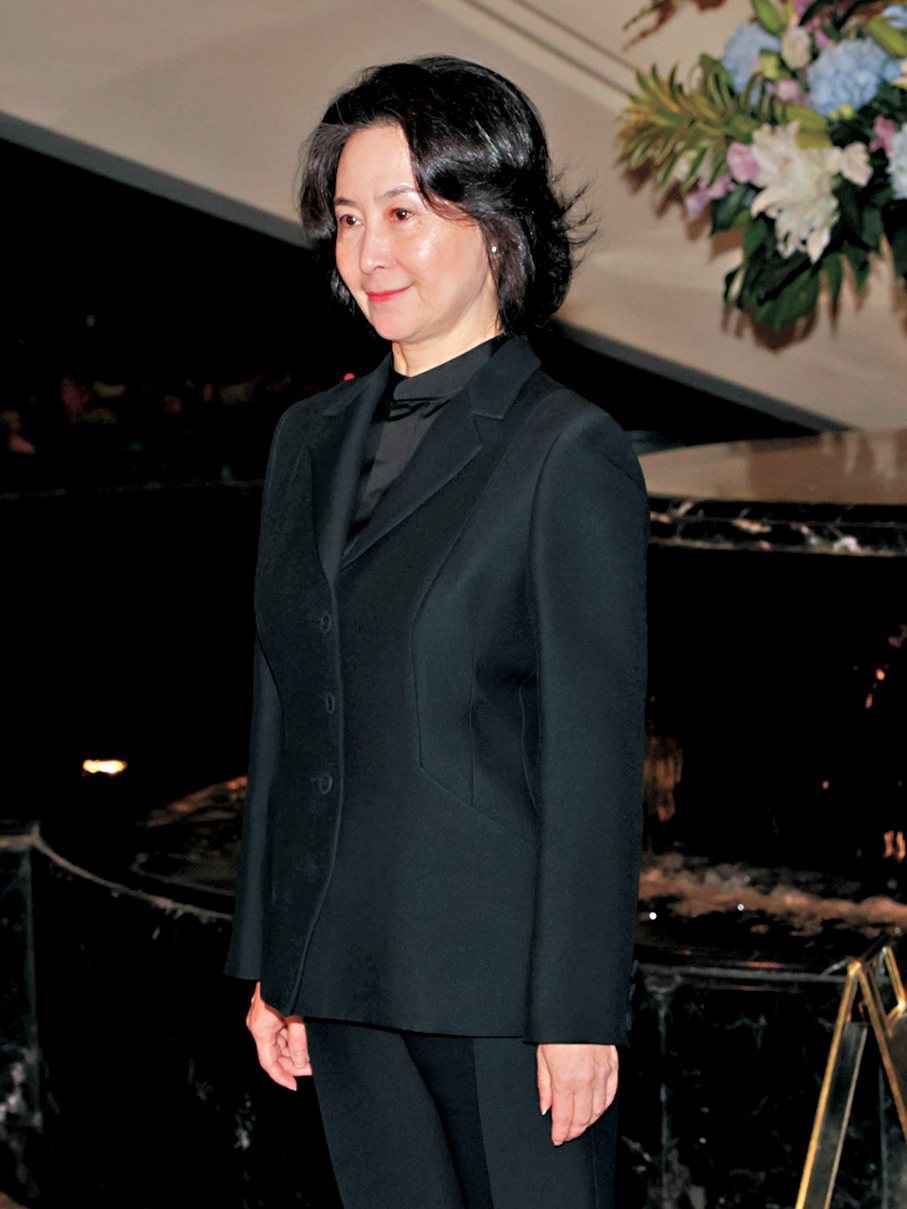 ●何超蕸的胞姊何超瓊早上9時已抵達現場。  香港文匯報記者北山彥  攝