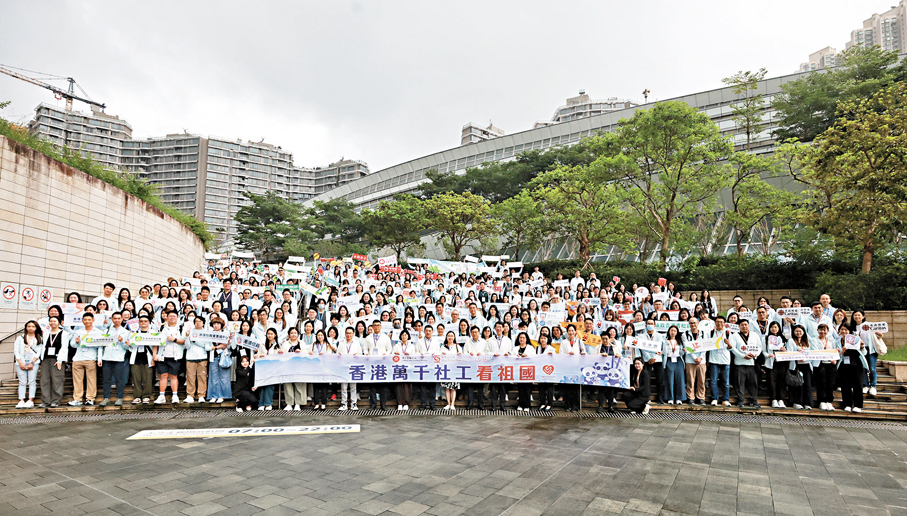 ●香港萬千社工看祖國—「心連心」佛山交流團昨日上午舉行啟動禮暨出發儀式。香港文匯報記者郭木又  攝
