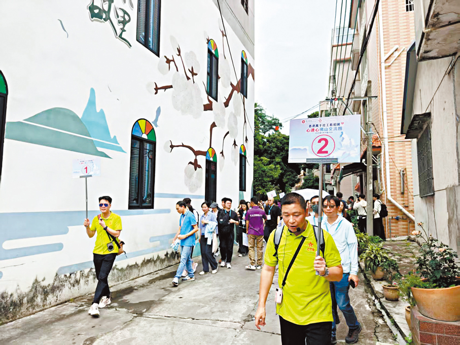 ●交流團在桃村參觀。香港文匯報記者帥誠  攝