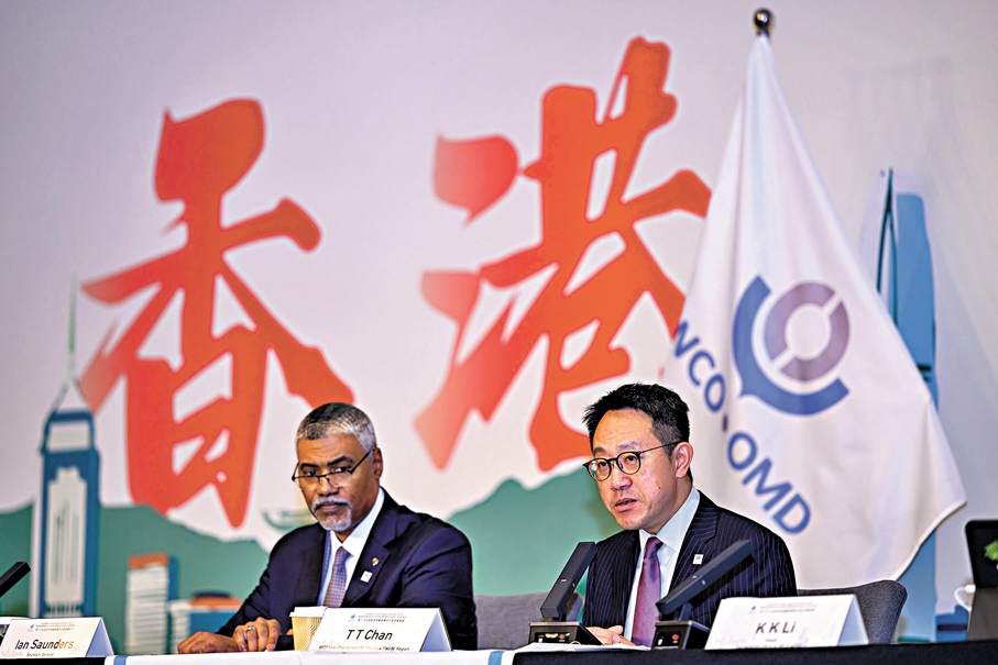 ●圖為海關關長陳子達（右）在會議上致辭。
