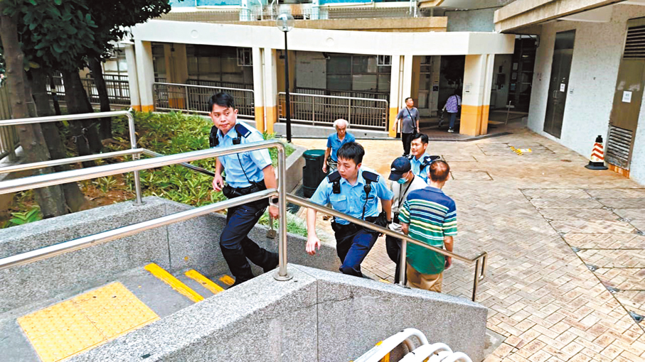 ●警員到場調查。香港文匯報記者林兆崙  攝