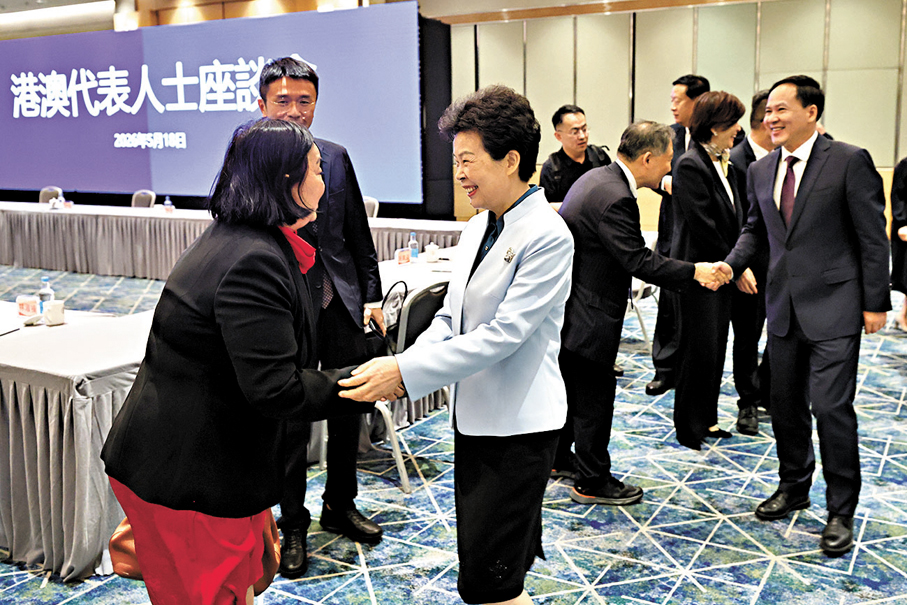 ●港澳代表人士座談會昨於會展舉行。圖為葛慧君（左三）與參會人士握手。   香港文匯報記者黃艾力  攝