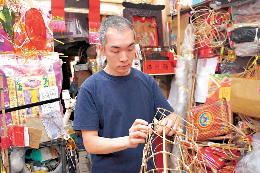 ●歐陽秉志不僅掌握紮作傳統技藝，也熱衷於當代竹篾雕塑藝術。