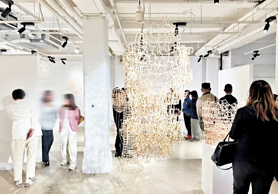 ●早前歐陽秉志舉辦了「看透｜不透」當代竹篾雕塑藝術展，吸引眾多觀眾。 受訪者供圖