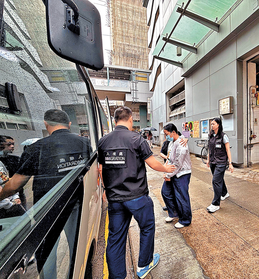 ●一名女子涉嫌違反逗留條件被帶走。 入境處圖片
