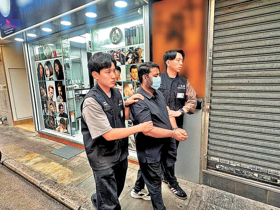 ●入境處拘捕涉嫌在髮型屋工作的非法勞工。  入境處圖片