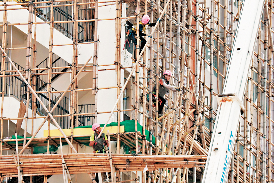 ●三項法例修訂將對建築工程總承建商、分判商及任何人施加明確法律責任。圖為工人在地盤搭棚。 資料圖片