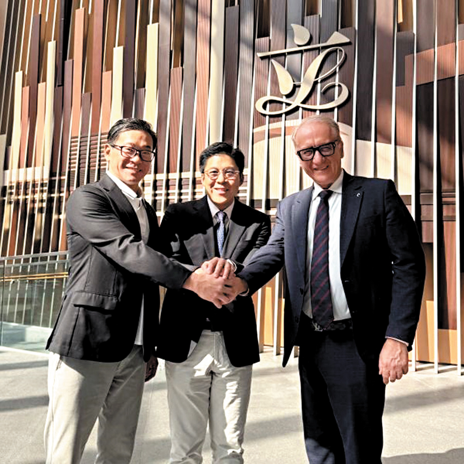 ●國際龍舟聯合會表示總部落戶香港，要感謝霍啟剛（中）的協調。  IDBF圖片