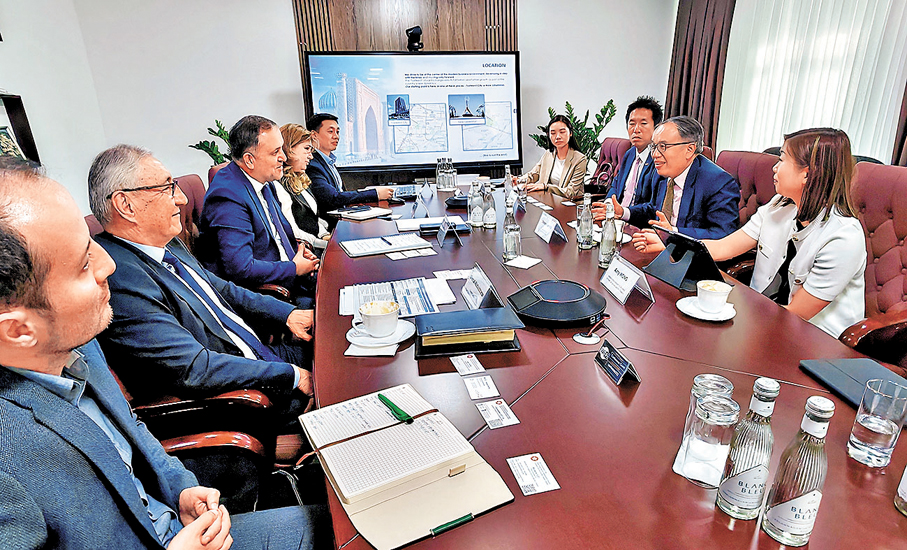●香港特區政府財庫局局長許正宇（右二）5月初到訪烏茲別克斯坦首都塔什干證券交易所，與該所行政總裁Fayzulla Tashov（左三）會面。 資料圖片