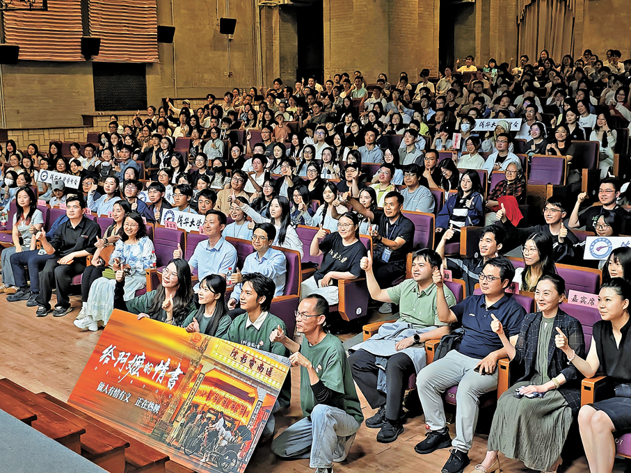 ●清華學子讚電影真實動人。      香港文匯報記者江鑫嫻  攝