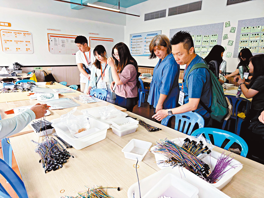 ●交流團在了解鳳城融愛家園的服務項目。 香港文匯報記者帥誠  攝