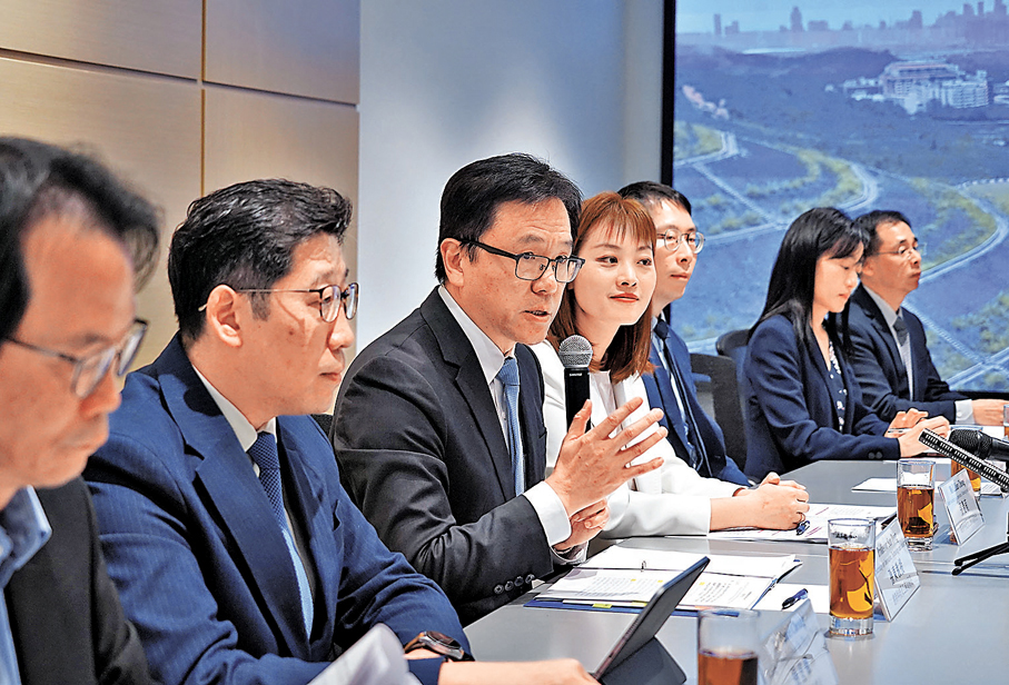 ●孫東（左三）介紹沙嶺數據園區最新進展。 香港文匯報記者曾興偉  攝