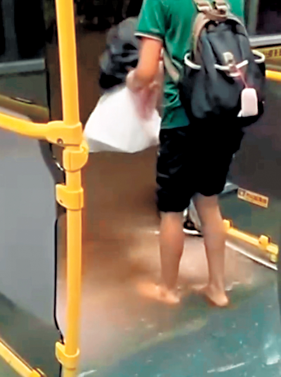 ●粉嶺一輛雙層巴士被泥水湧入車廂。 網片截圖