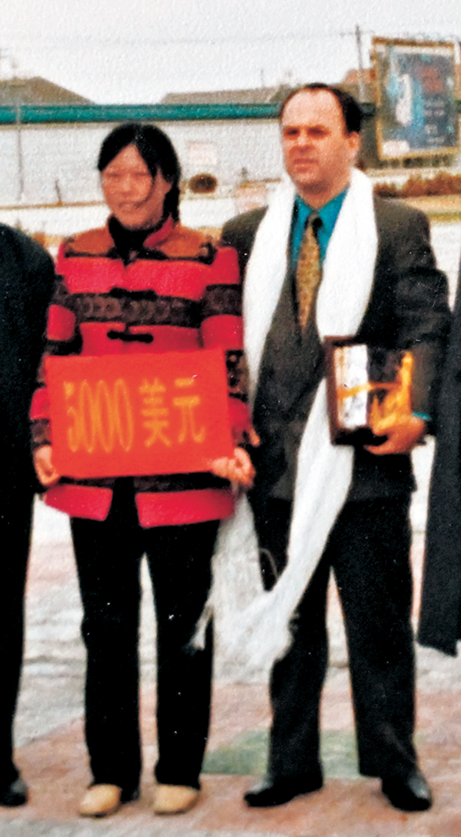●殷玉珍（左）與賽考斯在內蒙古烏審旗的合影（受訪者提供，2000年攝）。   新華社