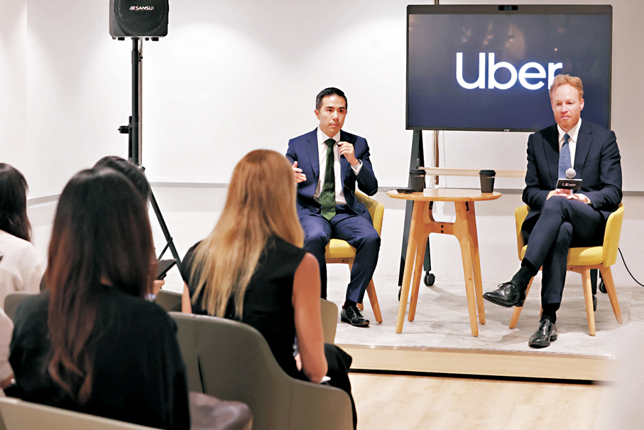 ●左起：Uber香港區總經理鍾志霆、Uber全球公共政策主管Andrew Byrne。   香港文匯報記者萬霜靈  攝