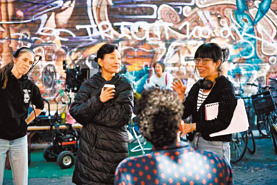 ●和曉丹（右）與演員陳沖（中）在工作中。 受訪者供圖