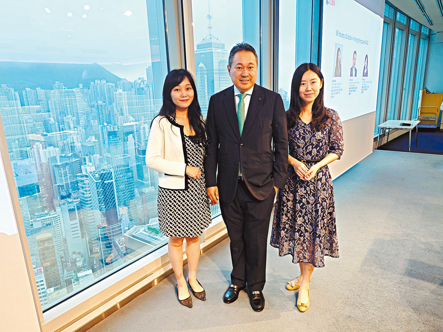 ●圖左為瑞銀全球投資銀行部大中華區債券資本市場業務負責人盧嘉雯，中間為瑞銀全球投資銀行部副主席及亞洲企業客戶部聯席主管李鎮國。 香港文匯報記者岑健樂  攝
