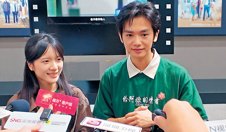●《給阿嬤的情書》主演王彥桐（右）和李思潼感謝大家的支持。  香港文匯報記者李薇 攝