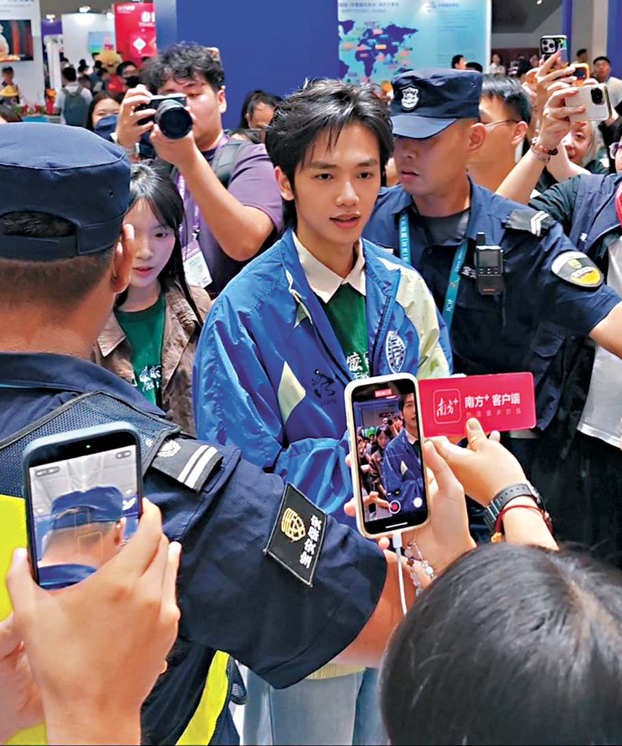 ●主創亮相時，瞬間引來大批粉絲熱情簇擁。     香港文匯報記者李薇 攝