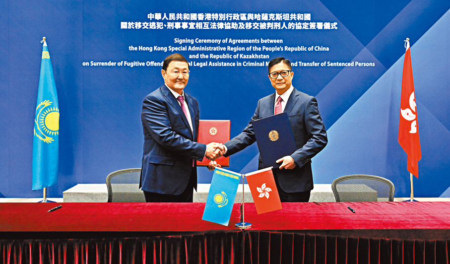 ●鄧炳強（右）於簽署儀式上與Berik Assylov（左）合照。