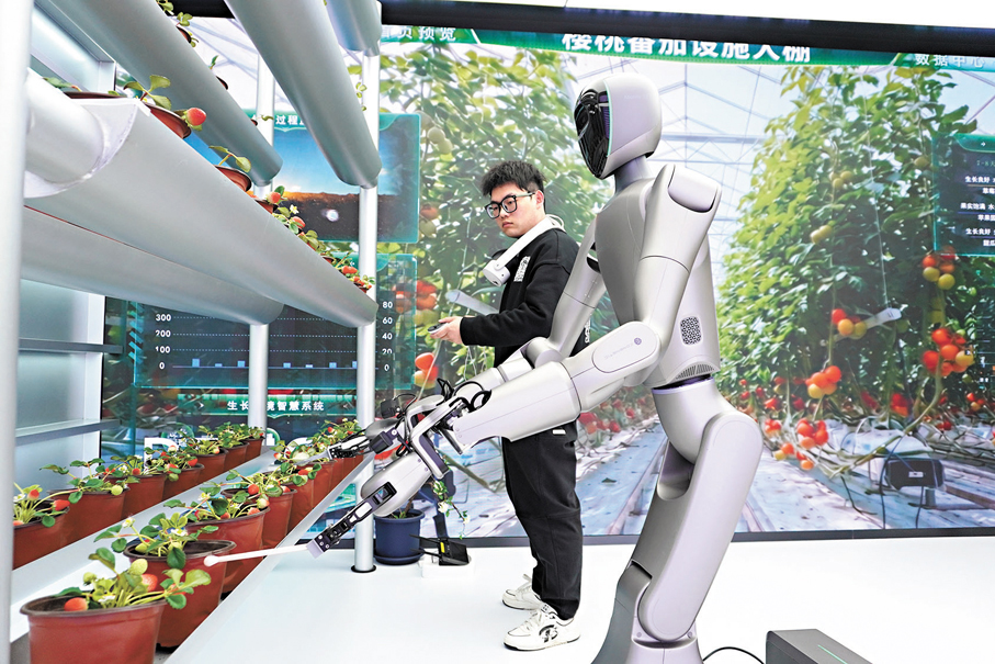 ●早前在河南鄭州，工作人員訓練人形機器人給植物授粉。 中新社